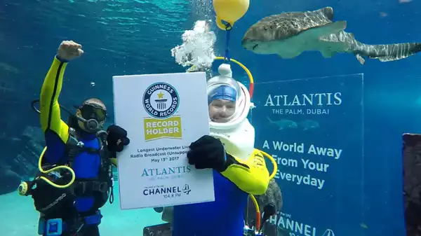 man breaks world record last 48hr in water with live camera win Awards from guinnessworldrecords